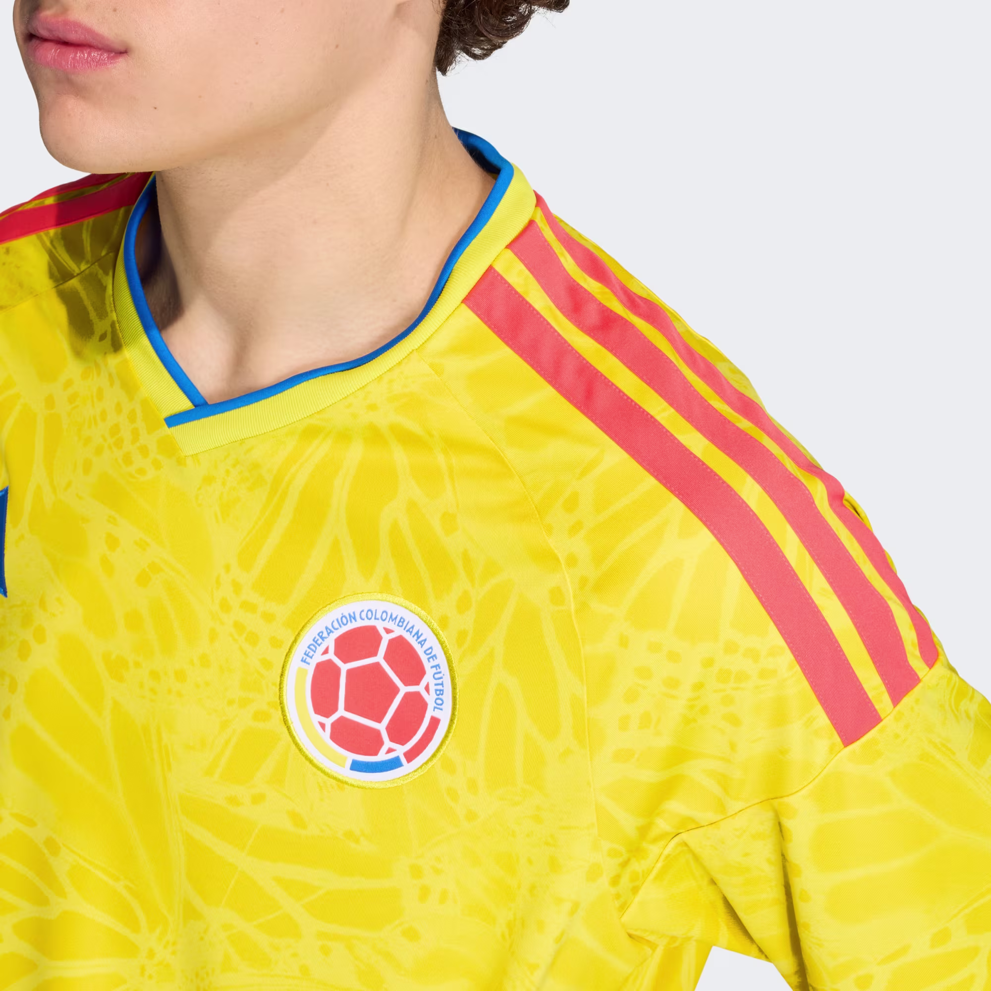 Detalle escudo y cuello camiseta Colombia